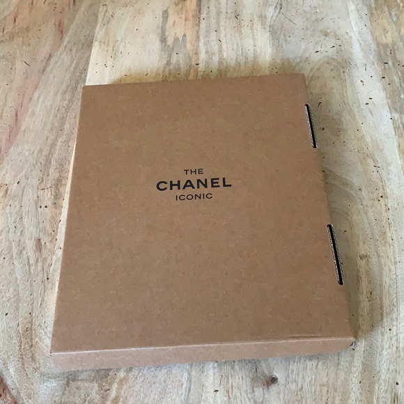 CHANEL “The Chanel Iconic” magazine - - Picture 6 of 6
